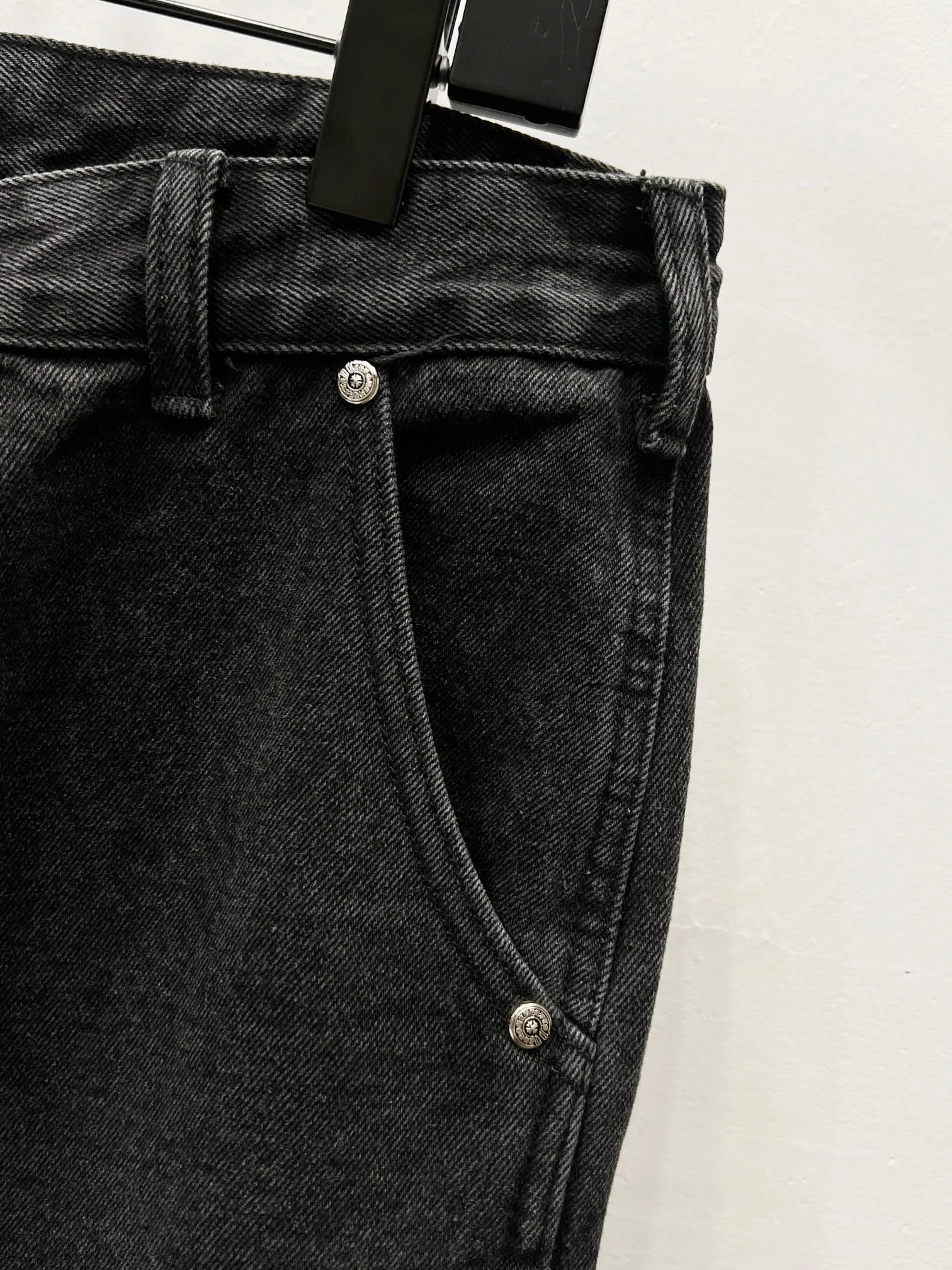 P270 Style No.: (K620) Chrome Hearts & Chrome Hearts 25FW CH workwear logging black and orange patchwork leather limited edition cow king jeans Chrome Hearts’ most popular color pants are made of beaded canvas fabric. Heavy washing makes the upper body of the fabric more textured and the pants are tall and straight! The three-dimensional cutting of the whole trousers is a masterpiece! The hardware is customized by zp. The beaded canvas fabric is thick and soft after being washed. It has good breathability. Customized small leather label. Unique design. The details are simple and elegant, and the workmanship is exquisite. The whole trousers are neatly routed and the details are in place! It’s so cool that both men and women can easily control the genderless trend!  Size: 30-32-34-36 Color: black